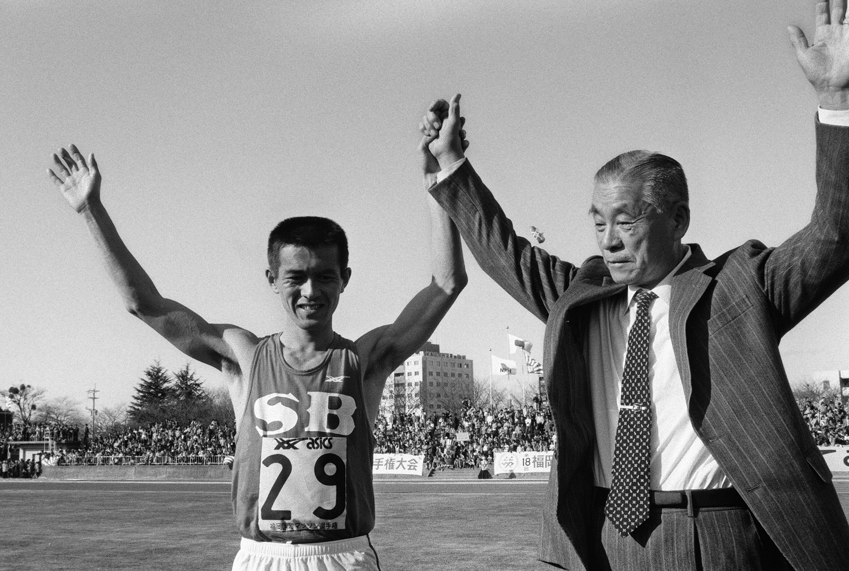 １９８３年、第１８回福岡国際マラソン・３年ぶり４回目の優勝に喜び合う瀬古利彦さん（左）と中村清監督