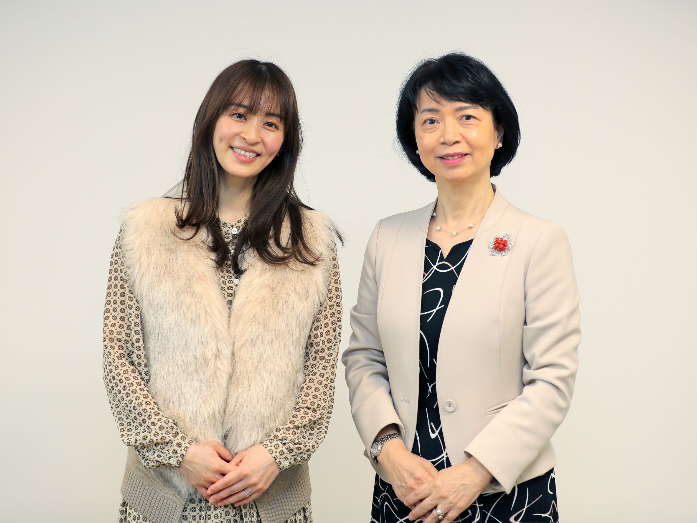 田中理恵さん（左）と安達知子名誉院長
