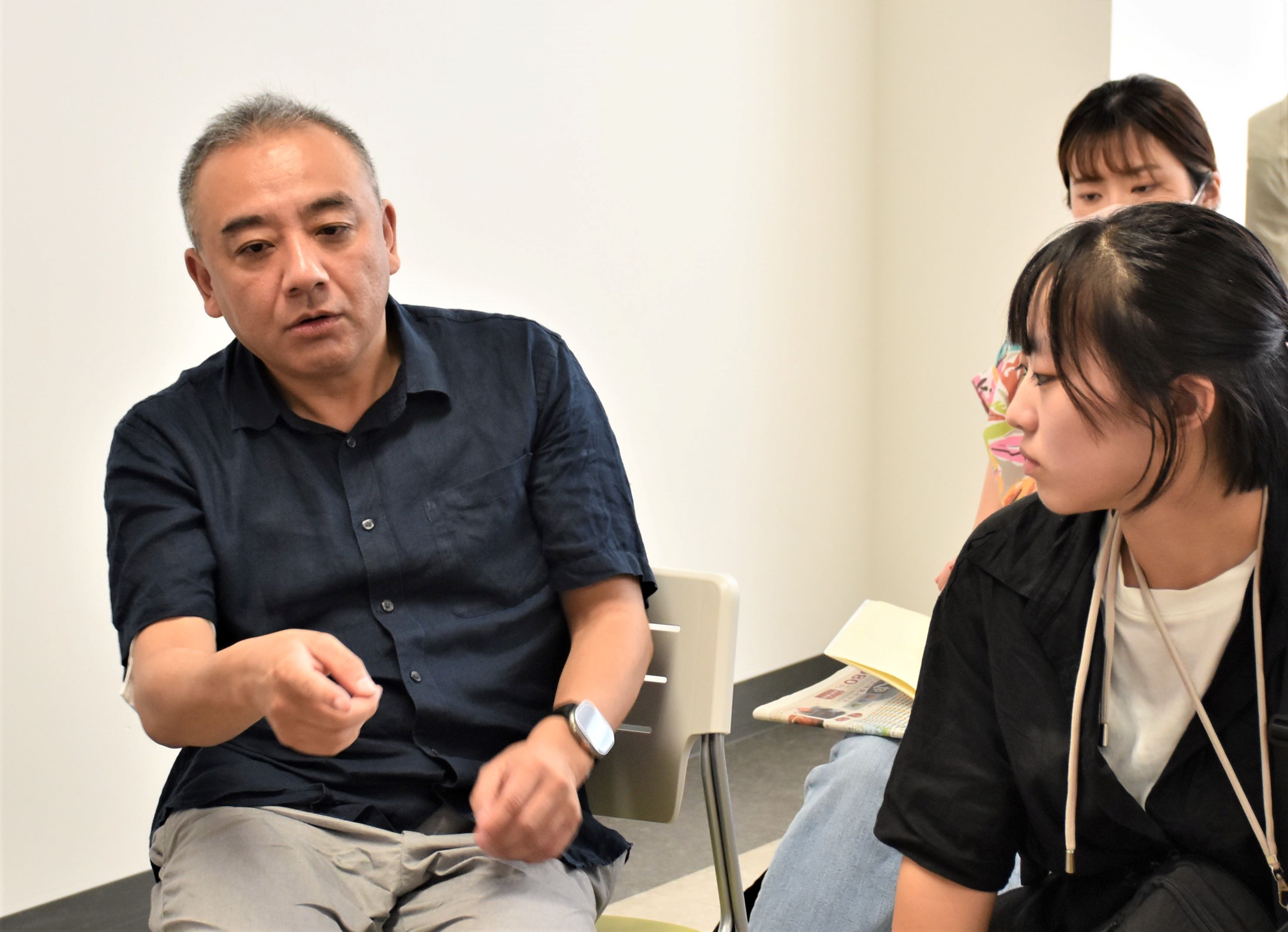長崎大医学部長の池松和哉教授（左）。回を重ねてきた「日本法医病理学会」の遺骨収集活動について、効率化を提案した＝２０２３年８月１３日、那覇市