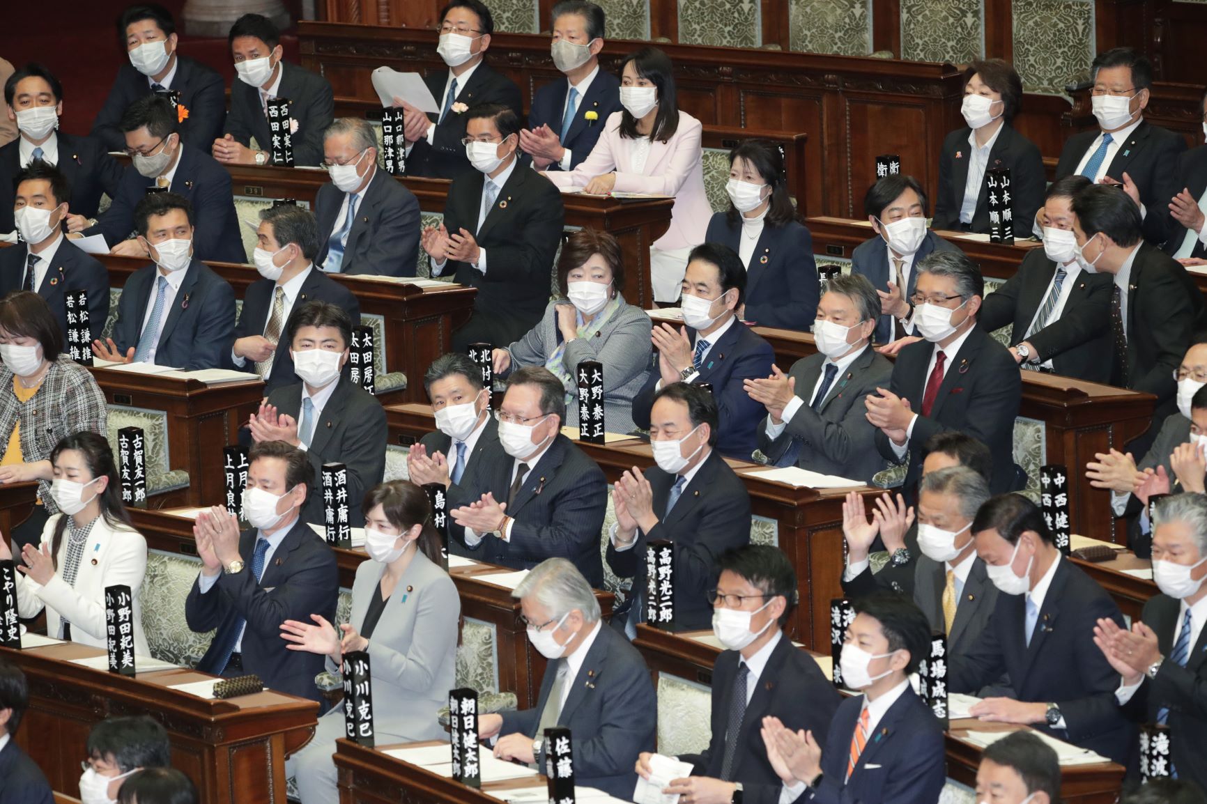 マスク着用で本会議に臨む参院議員（2020年04月03日）