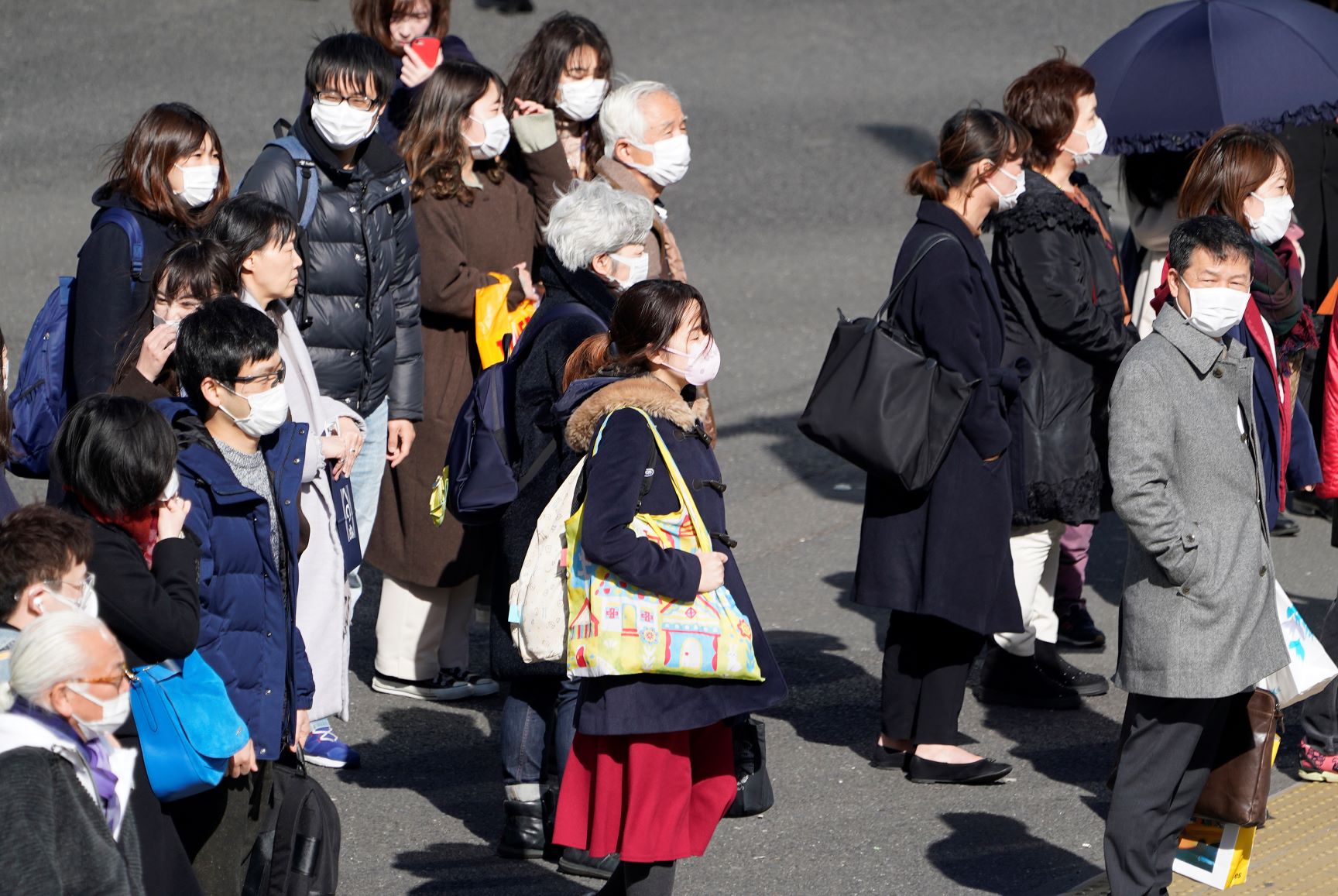 マスクをして街を歩く人たち＝東京都新宿区