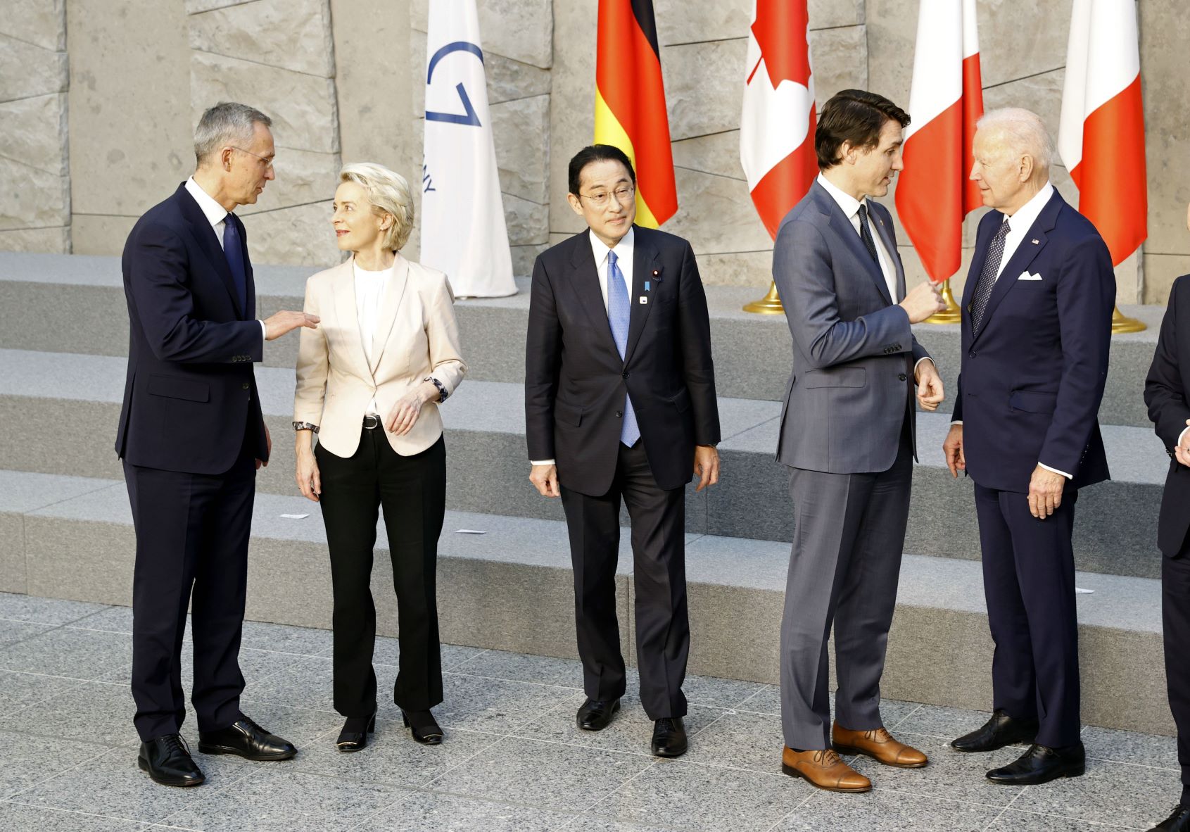 Ｇ７首脳会合の記念撮影を終えた（左から）ＮＡＴＯのストルテンベルグ事務総長、フォンデアライエン欧州委員長、岸田文雄首相、カナダのトルドー首相、米国のバイデン大統領＝３月24日、ベルギー・ブリュッセル