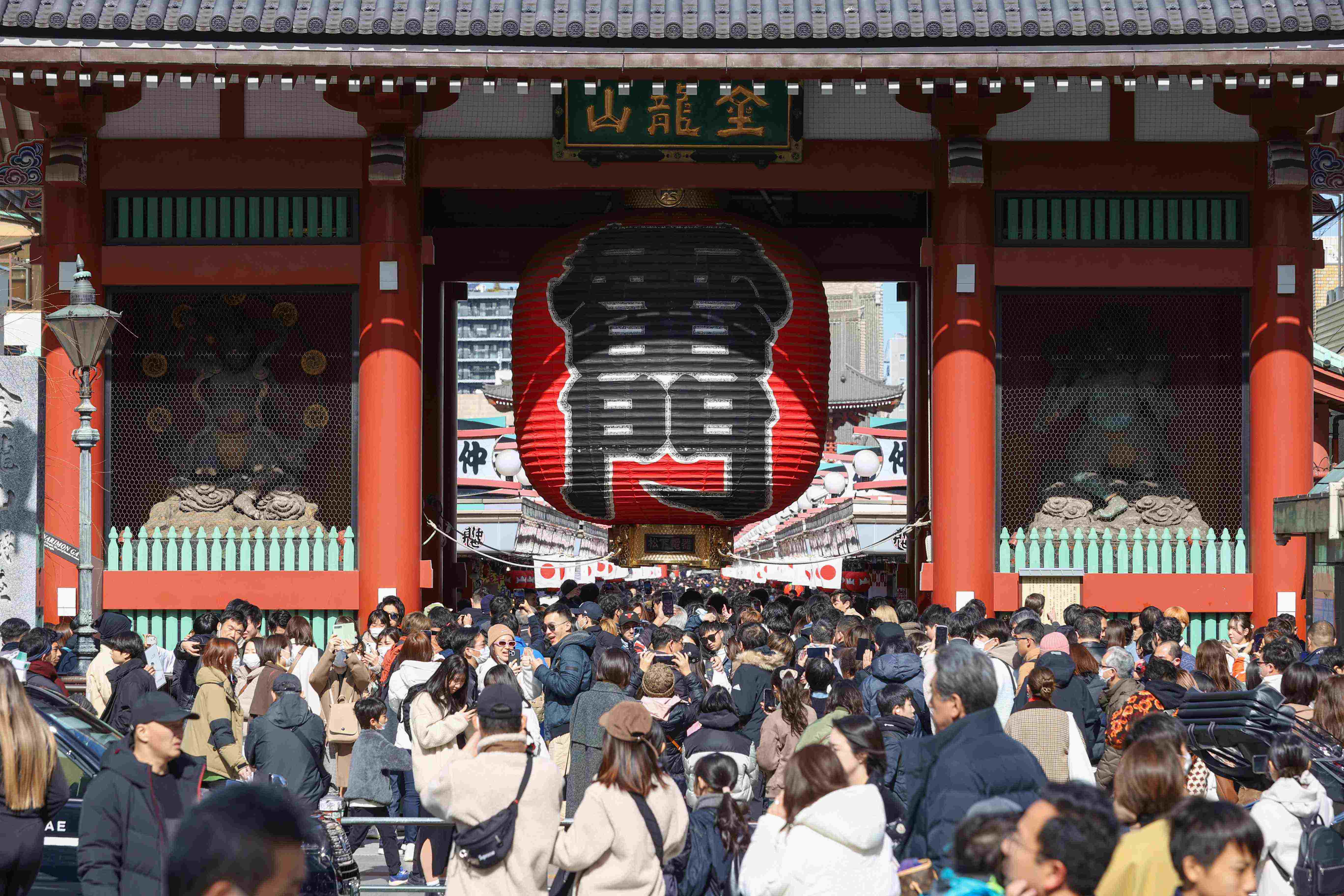 国内外の観光客でにぎわう浅草寺の雷門（2024年2月）