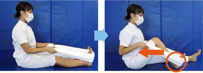 足の土踏まずにタオルを掛けて伸ばすことで筋力強化に＝東京医科大学病院提供