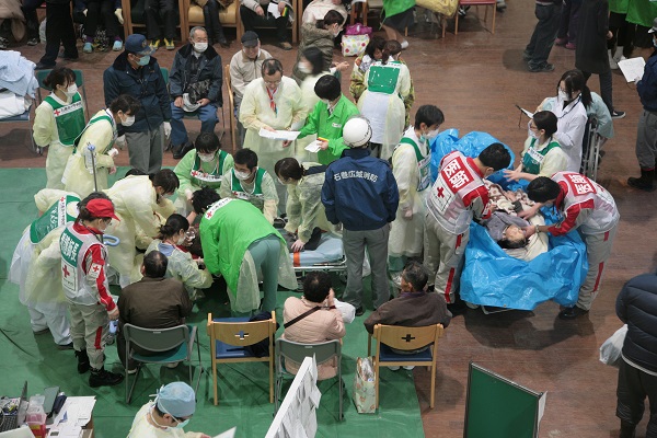 東日本大震災で次々と搬送される患者に医療活動を行う日本赤十字の医師ら＝2011年3月12日、宮城・石巻市の石巻赤十字病院[日本赤十字社提供］