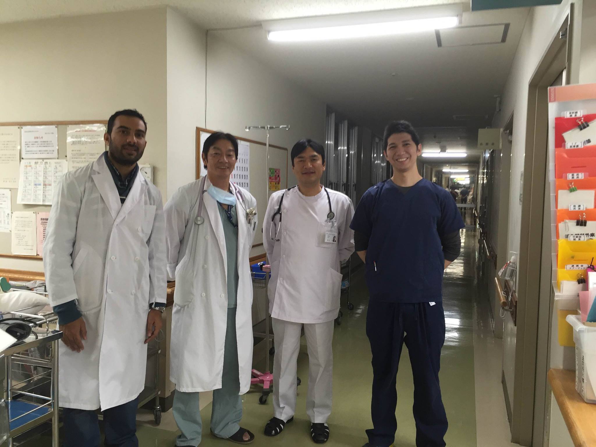 2015年11月28日　南相馬市立総合病院の病棟にてネパール人医師訪問時、筆者向かって右端、2番目塚田医師、3番目大平医師