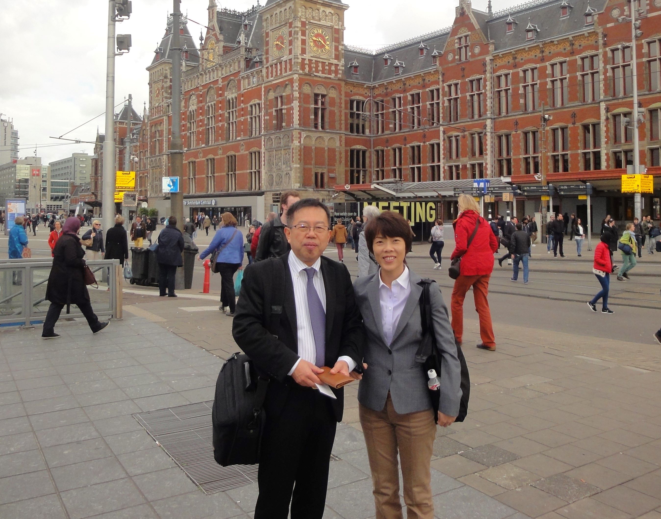 オランダ・アムステルダムで行われた国際学会に出席(左は帖佐悦男・宮崎大学医学部付属病院長)