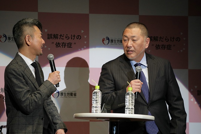 依存症理解啓発イベントのトークセッションに臨む元プロ野球選手の清原和博さん（右）