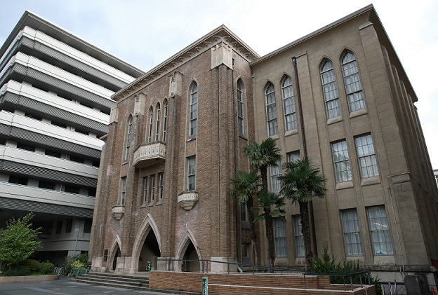 京都府立医科大学の本部棟（右）