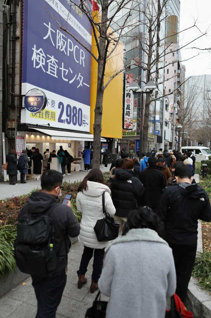 ＰＣＲ検査センターの前に並ぶ人たち＝１月２５日、大阪市北区