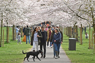 ロンドンの公園で散歩する人々＝２０２１年３月（ＡＦＰ時事）
