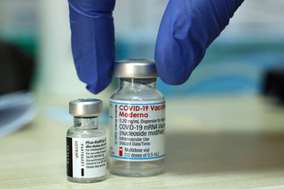 米ファイザー製の新型コロナウイルスワクチン（左）と、米モデルナ製のコロナワクチン（ＡＦＰ時事）