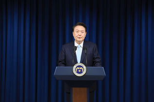 １日、ソウルで国民向け談話を発表する韓国の尹錫悦大統領（大統領府提供）（ＥＰＡ時事）