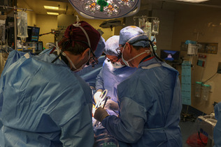 遺伝子を改変したブタの腎臓を６２歳の男性患者に移植する世界初の手術＝３月１６日、米マサチューセッツ州ボストンのマサチューセッツ総合病院（同病院提供）（ＡＦＰ時事）