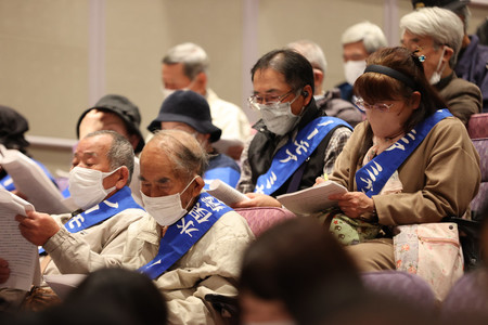 報告集会で判決骨子を読む原告ら＝２２日午後、熊本市中央区
