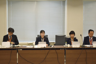 「新たな支援金制度」の有識者会議であいさつする加藤鮎子こども政策担当相（左から２人目）＝９日午後、こども家庭庁