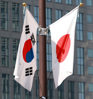 韓国（左）と日本の国旗