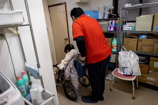 東京都内のデイケア施設で高齢者の入浴の介助をする介護士（ＡＦＰ時事）（資料）