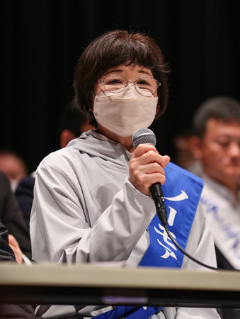 判決後、記者会見で質問に答える原告の藤下節子さん＝２２日午後、熊本市中央区