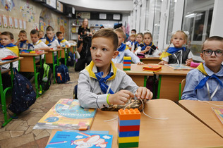地下鉄駅構内に設けられた教室で授業を受けるウクライナの子供たち＝２０２３年９月、北東部ハリコフ（ＡＦＰ時事）