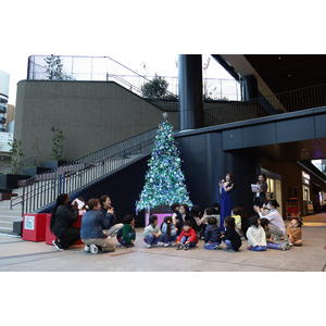 クリスマスツリー点灯式を開催し、大阪市南扇町に子ども達と元タカラジェンヌの歌声が響く。