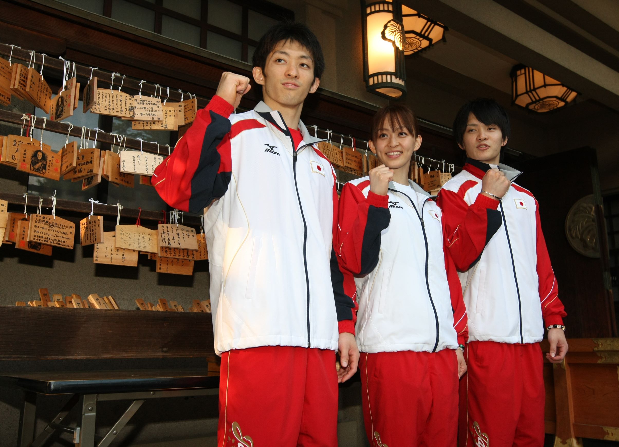 東郷神社にロンドン五輪の必勝を祈願した、体操日本代表の田中３きょうだい。左から、和仁さん、理恵さん、佑典さん＝2012年7月、東京都渋谷区