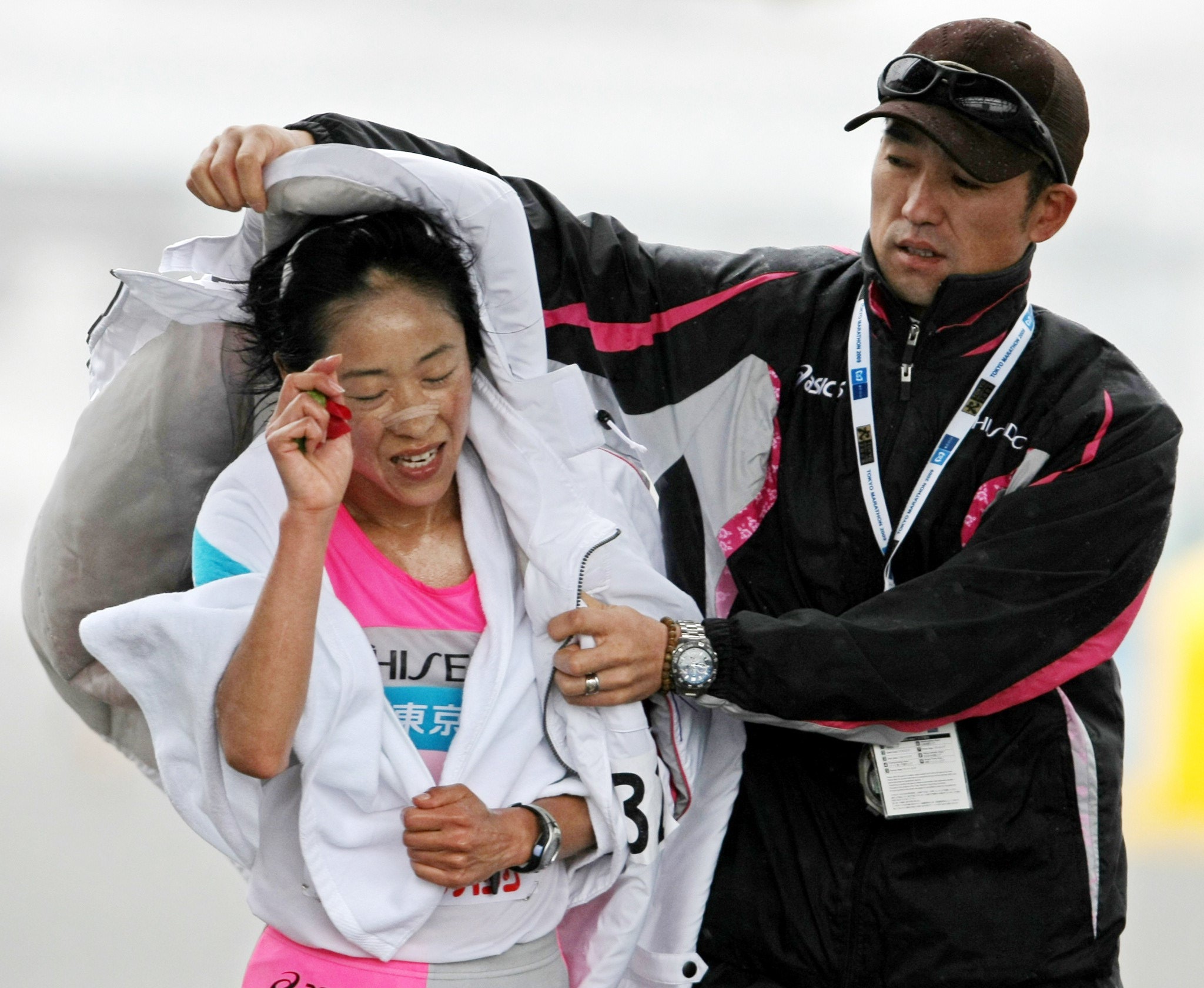 ２００９年、東京マラソンでゴールした弘山晴美さん（左）。右は夫で監督の勉さん