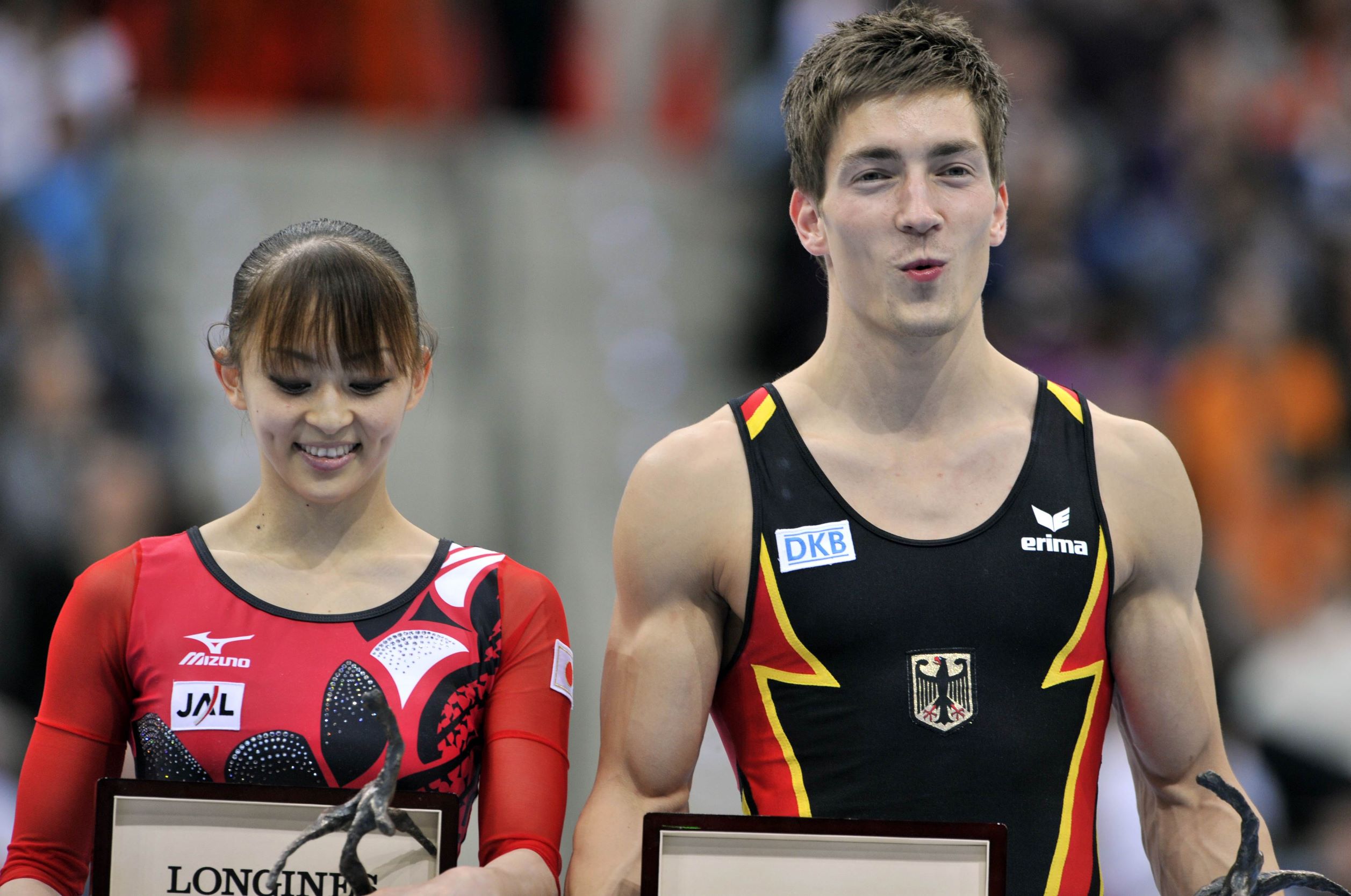 2010年世界体操。「エレガンス賞」に選ばれ、笑顔を見せる田中理恵さん（左）。田中さんは個人総合で17位だったが、最も気品のある演技をした選手に贈られる「エレガンス賞」に選ばれた（オランダ・ロッテルダム）