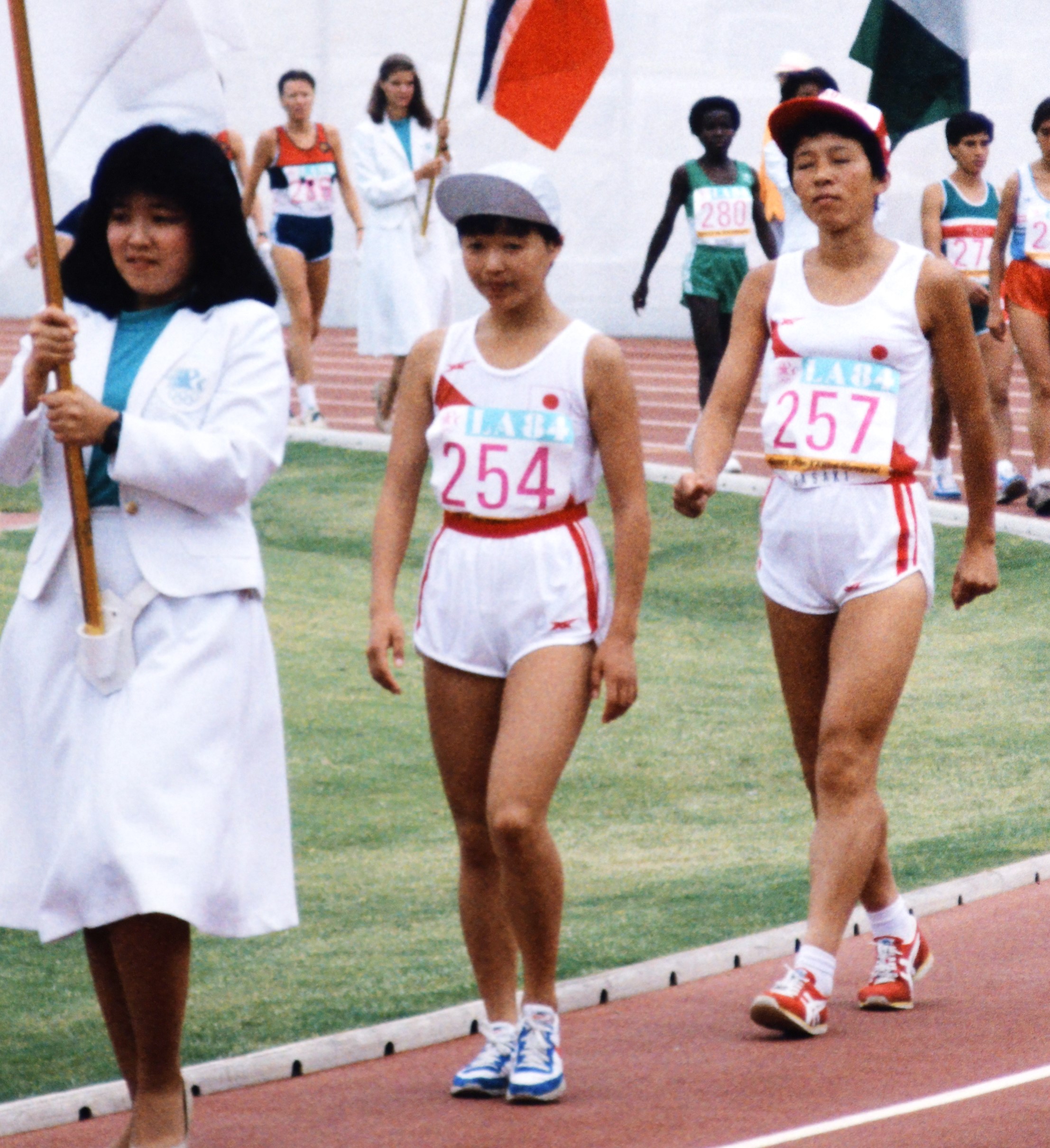 ロサンゼルス五輪・陸上女子マラソン。入場する増田明美さん（左から２人目）と佐々木七恵さん（同３人目）
