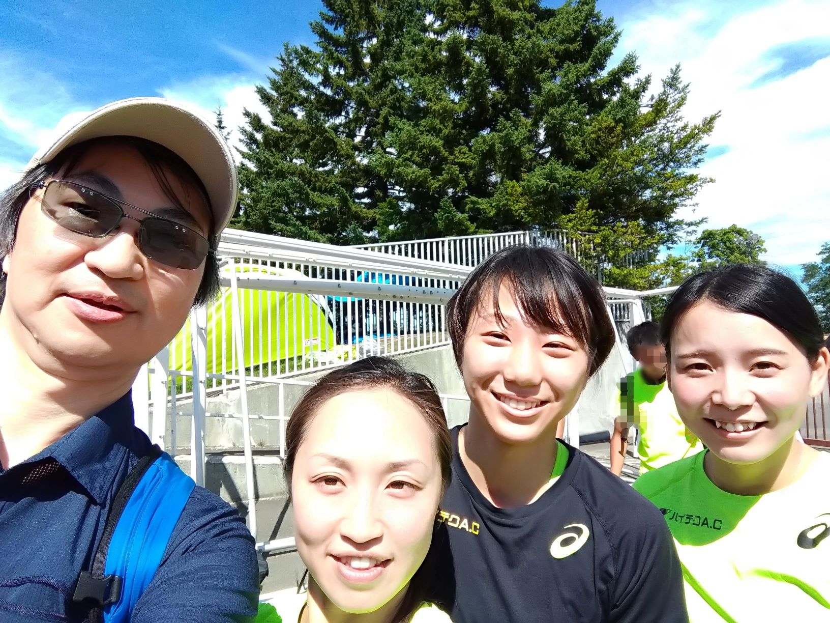 2019年、陸上の北風沙織選手（左から2人目）、島田雪菜選手（同3人目）らと三国雅人医師（左端）