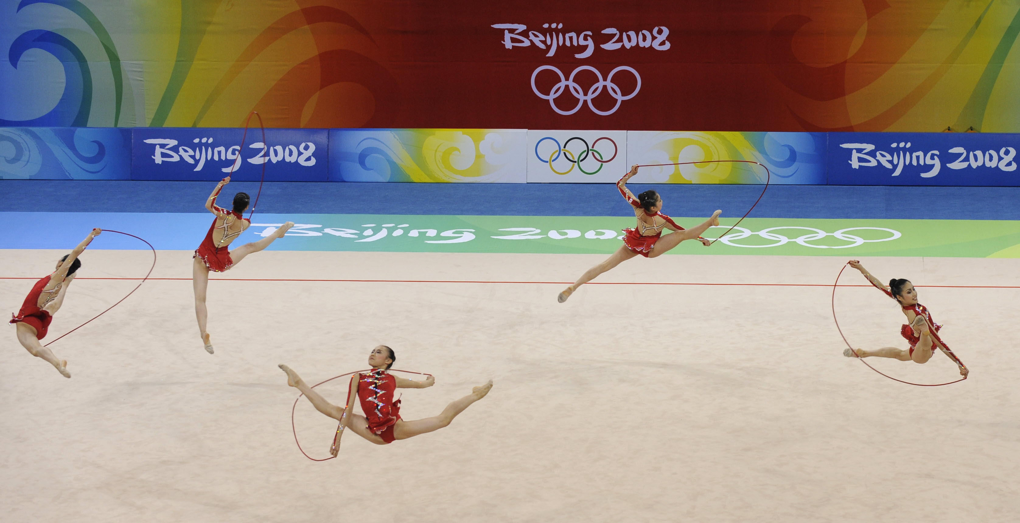 北京五輪・新体操団体予選のロープ種目で演技する日本チーム　AFP＝時事