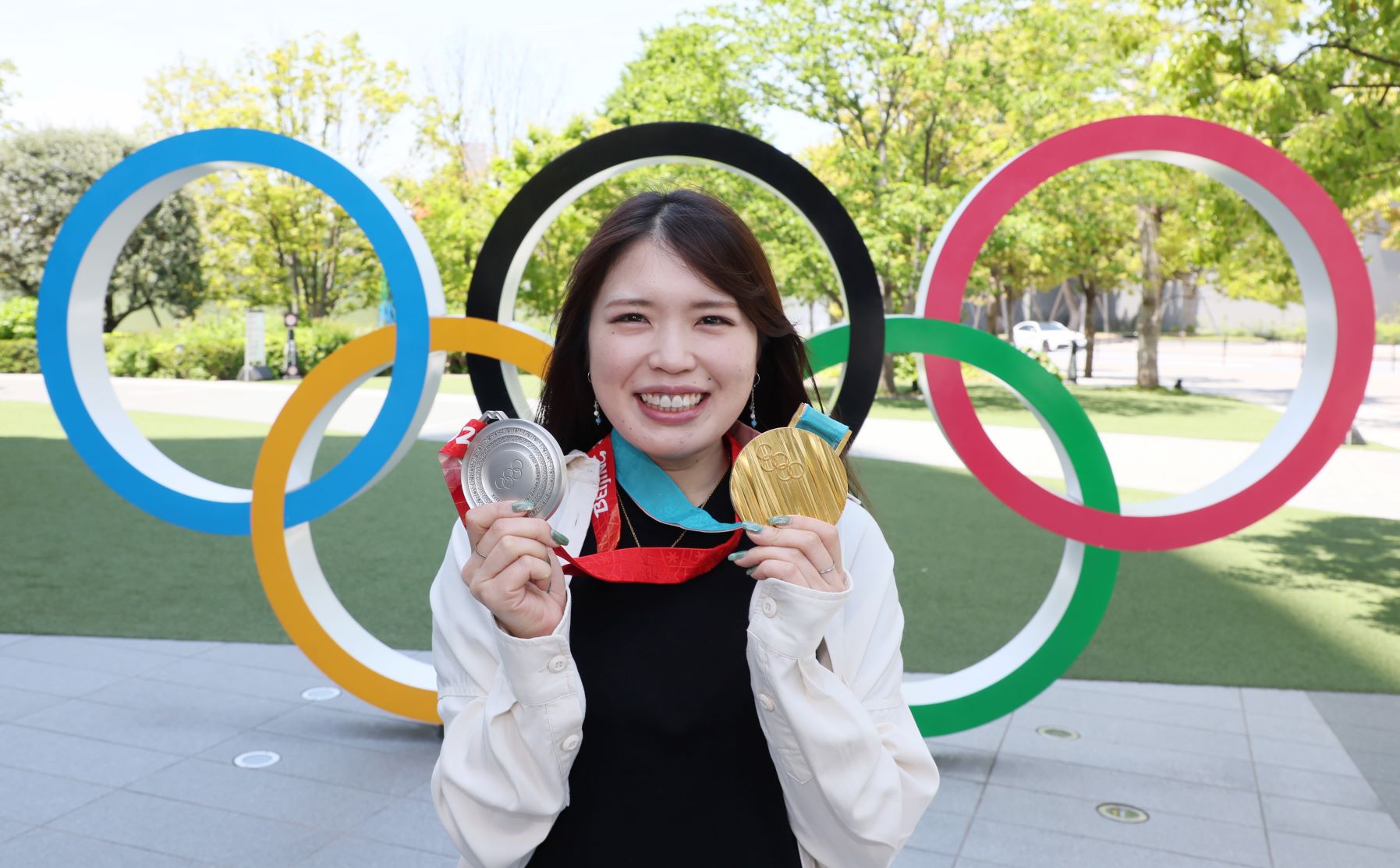 五輪のメダルを手に笑顔の佐藤綾乃選手