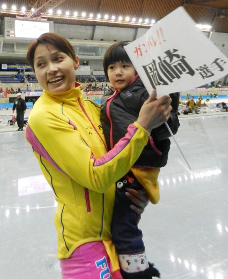 ２０１３年、スケート五輪代表選考会女子５００メートルを終え、娘の杏珠ちゃんを抱く岡崎朋美さん