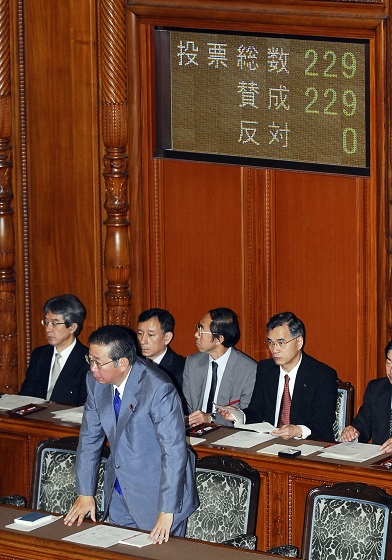 参院本会議でがん対策基本法が全会一致で可決・成立し、一礼する川崎二郎厚生労働相（東京・国会内）2006年06月16日