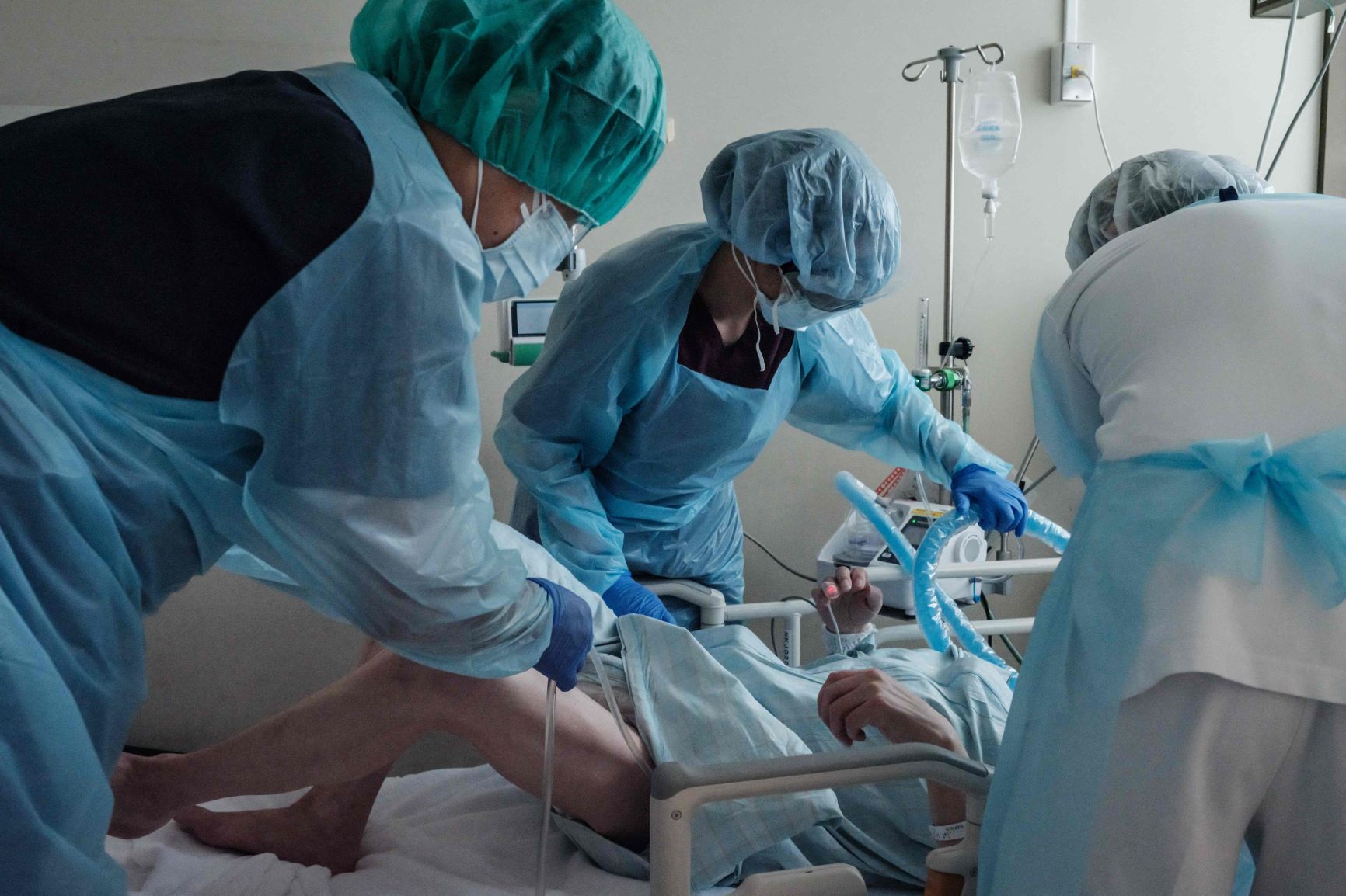 北海道大学病院でコロナ患者を手当する医療従事者＝2021年8月3日AFP時事