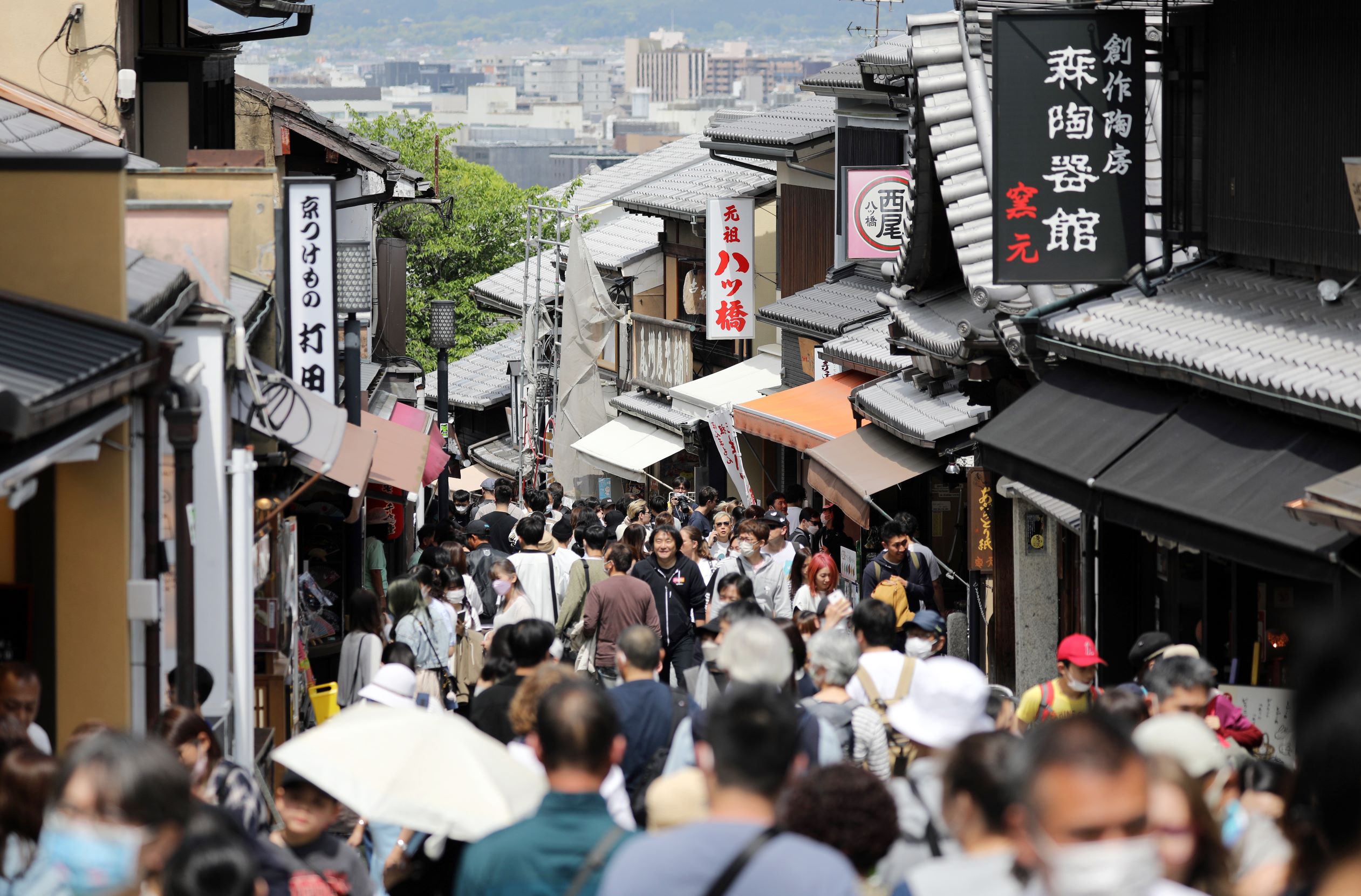 新型コロナの５類移行を前ににぎわいを見せる観光地（4月、京都市の清水寺への参道）