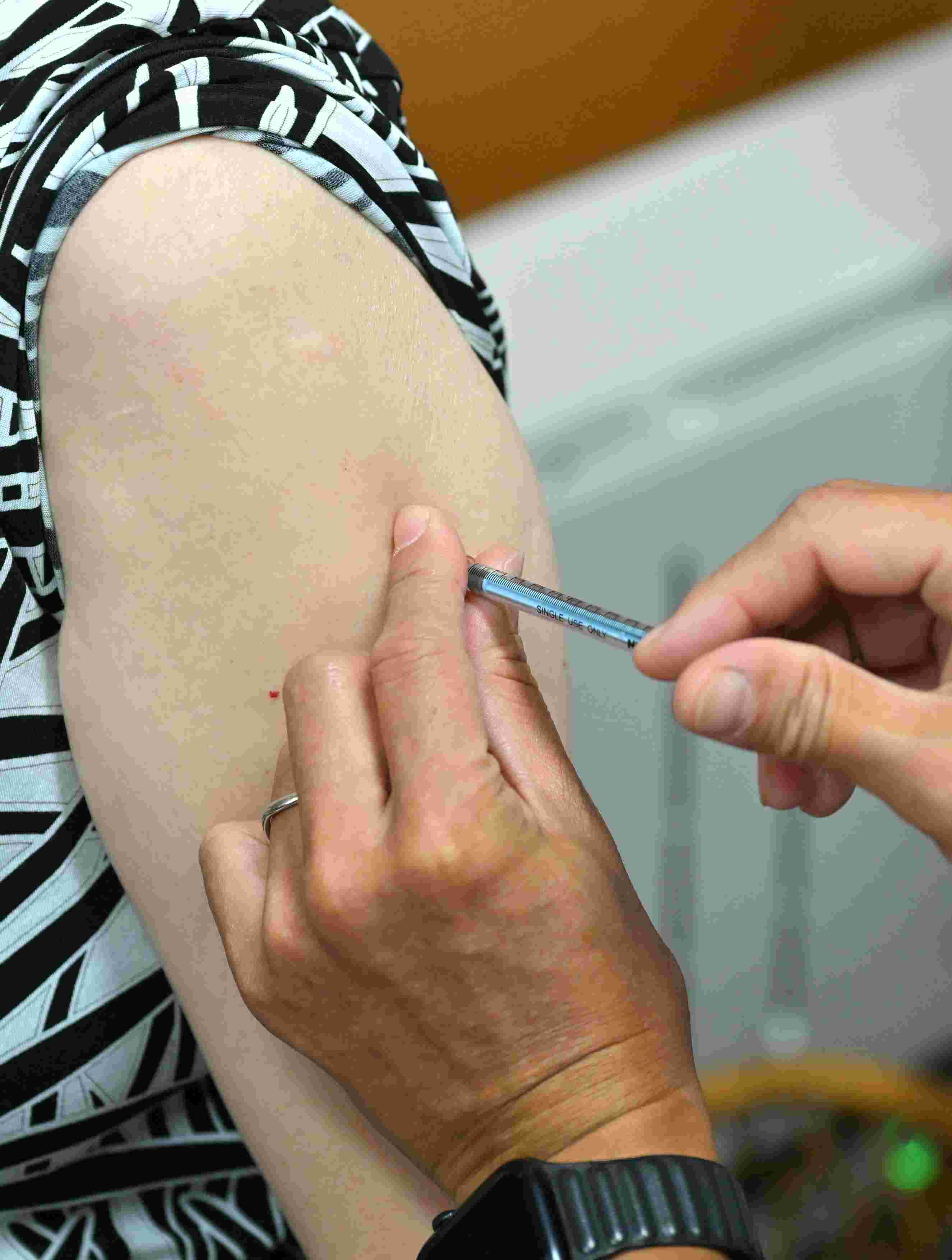 新型コロナウイルスワクチンの接種風景
