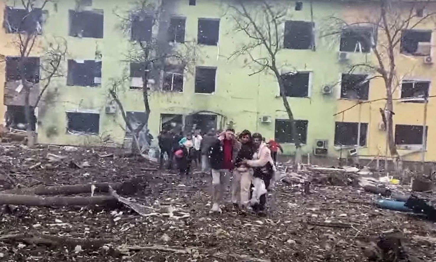 ウクライナ南東部マリウポリで、ロシア軍の攻撃で破壊された病院の建物から助け出される人々＝ウクライナ国家警察が９日公表したビデオ映像から＝2022年03月09日AFP時事