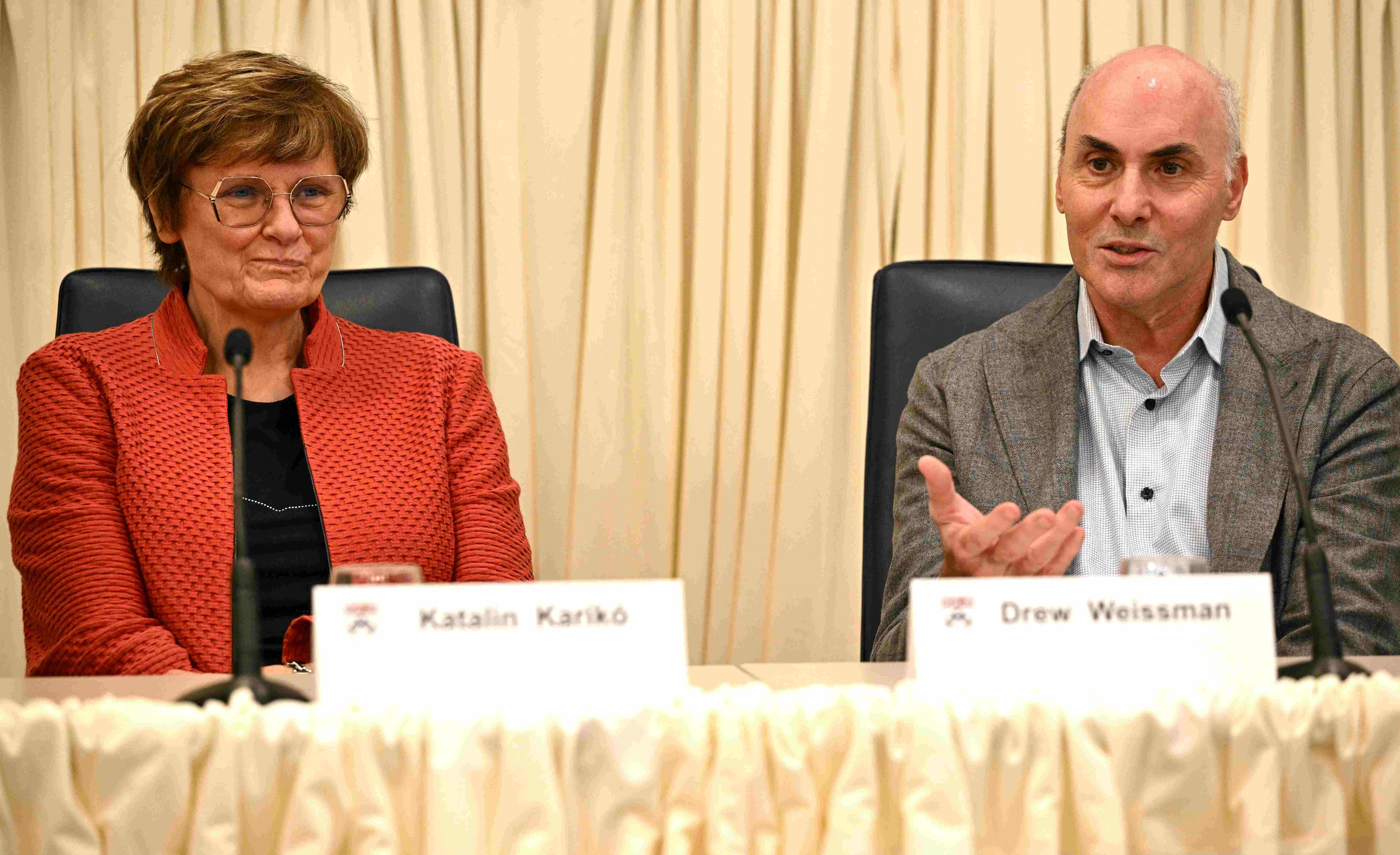 mRNAワクチン開発への貢献でノーベル賞を受賞したカリコ氏（左）ら＝AFP時事（2023年10月）