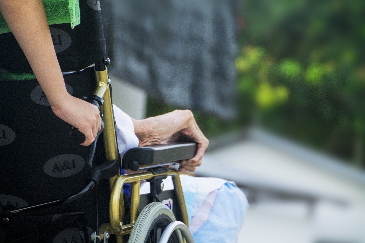 緩和ケアを行う前、彼女は車椅子を押してもらう側でした。症状緩和後、彼女は他の患者さんの車椅子を押しました