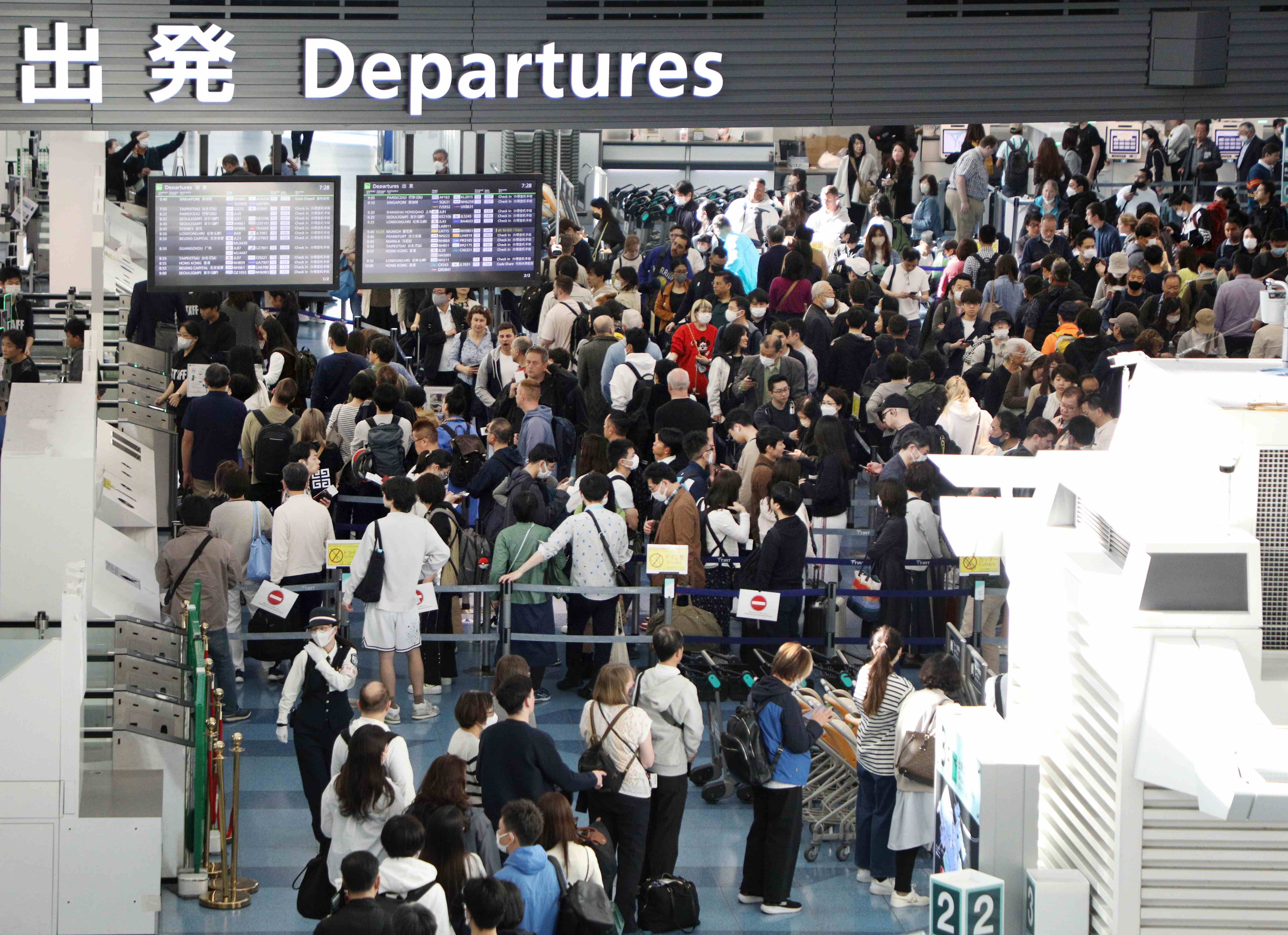 海外へ出掛ける人で混雑する東京・羽田空港（今年5月）。地理医学の知識は渡航者の健康を守る上でも重要だ