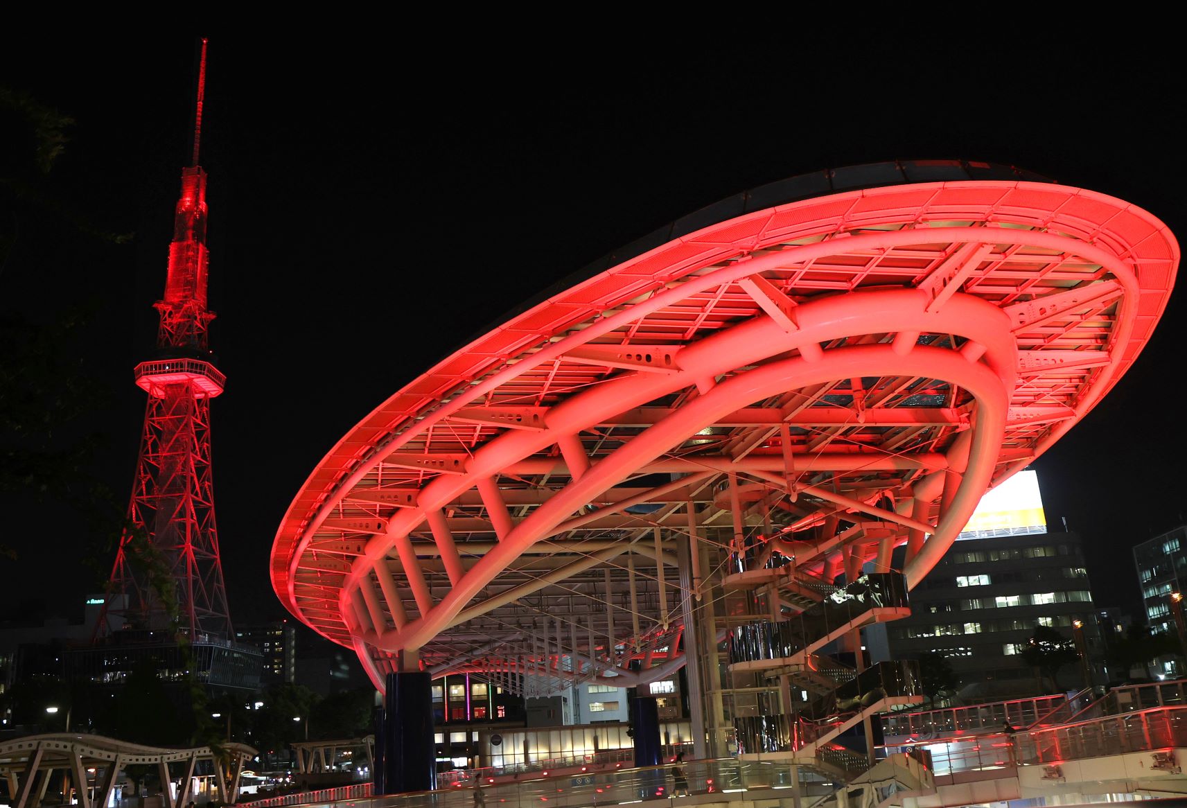 独自の「緊急事態宣言」が出された愛知県。赤くライトアップされたテレビ塔（左）とオアシス２１「水の宇宙船」＝2020年8月6日、名古屋市