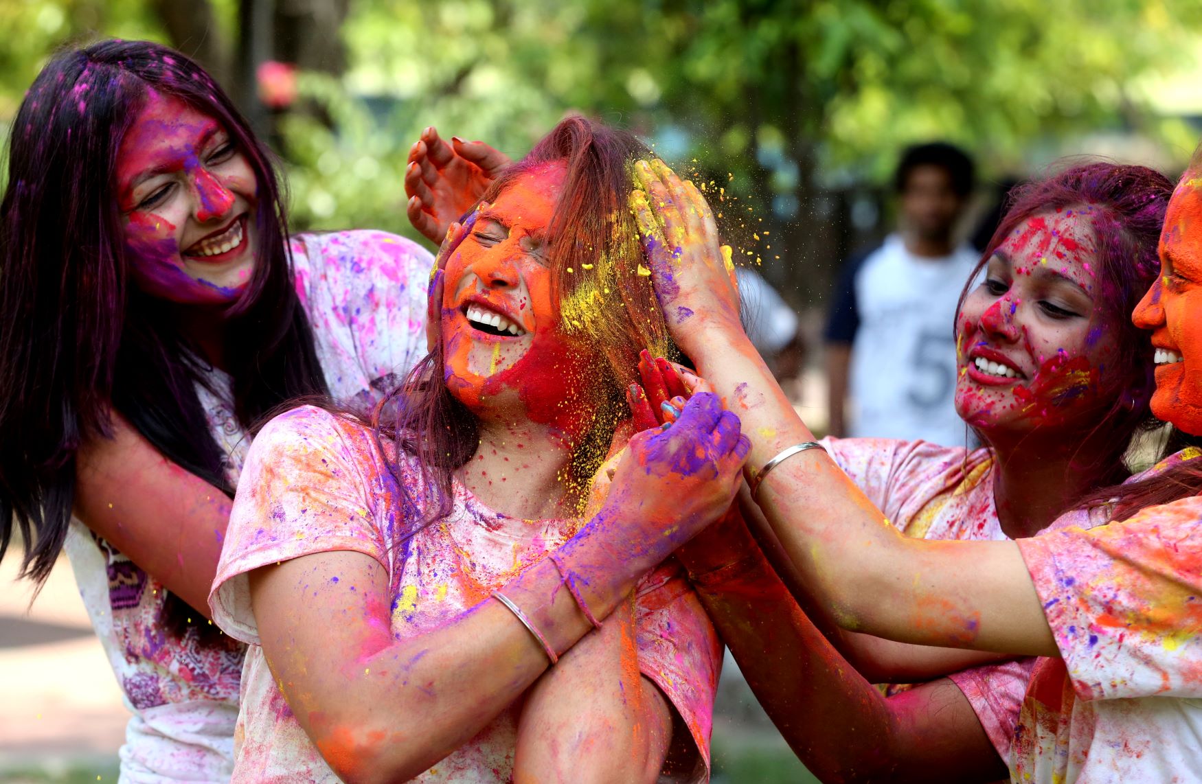 ヒンズー教の伝統の祭り「ホーリー」。色とりどりの粉や水を掛け合って春の訪れを祝う＝2021年03月24日【EPA時事】