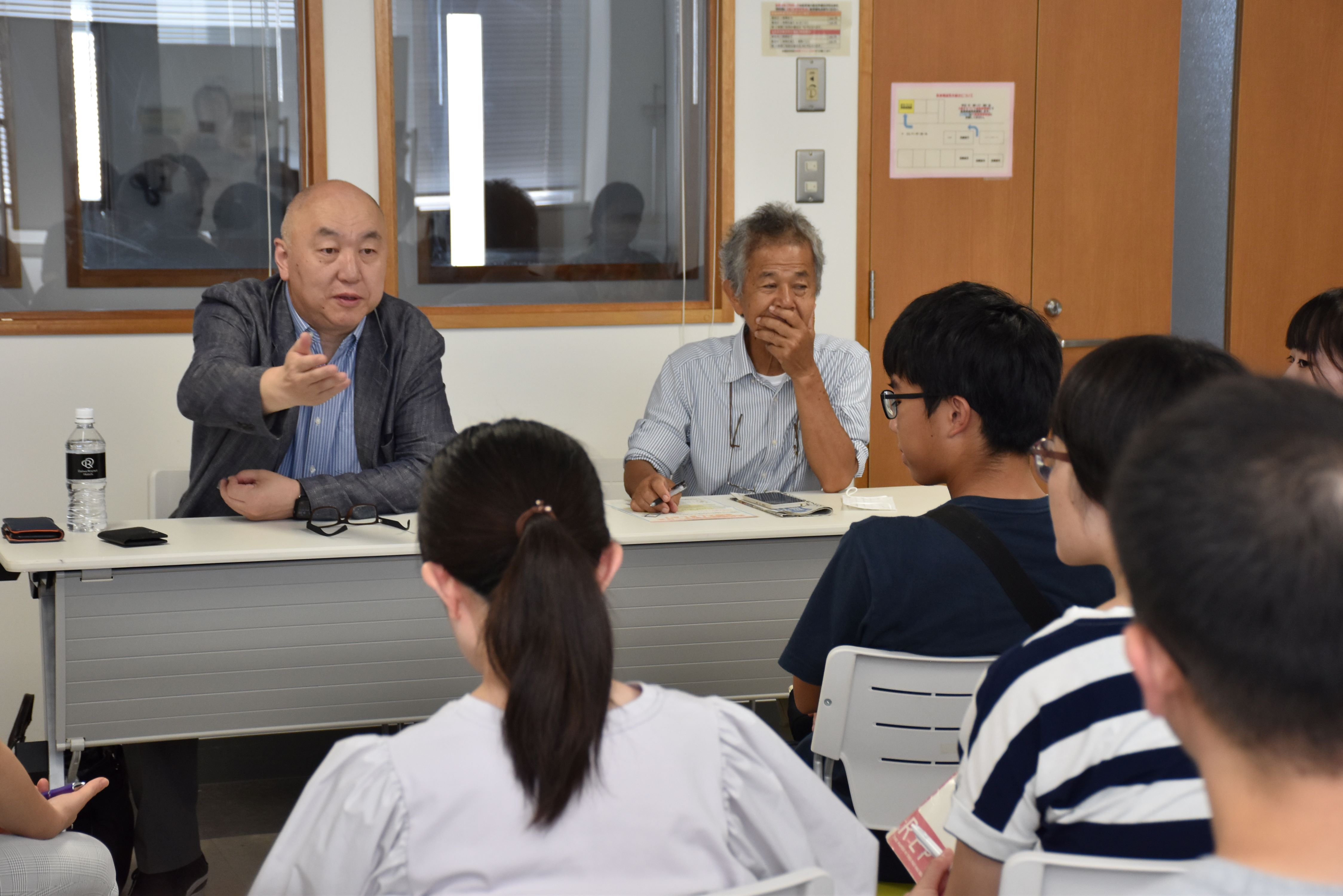 集会施設で行われた検討会。近藤稔和理事長（左）の司会で、遺骨収集の課題や活動の継続性などについて意見が交わされた＝２０２３年８月１３日、那覇市