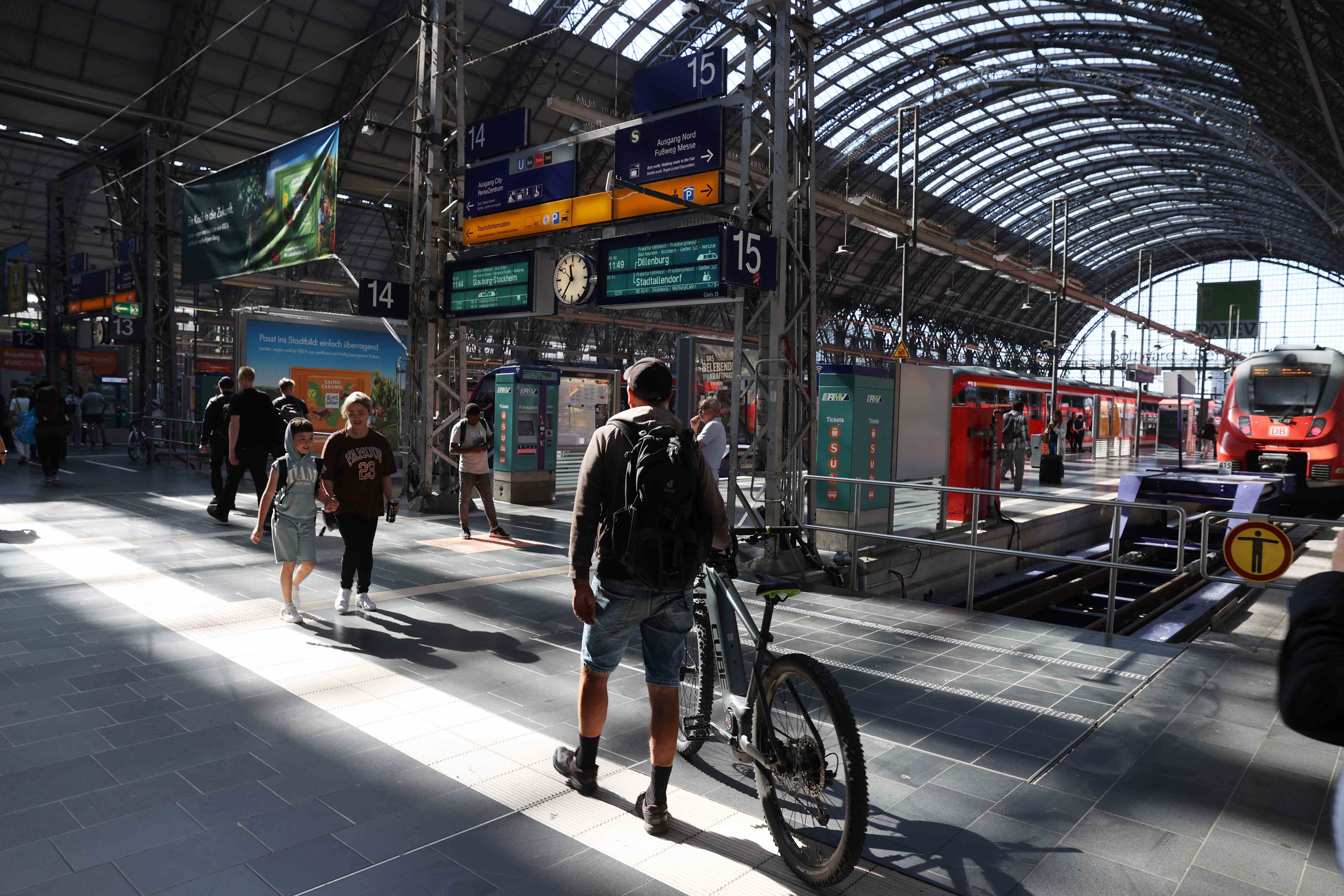 自転車を列車に持ち込む人が行き交う駅構内（2023年9月、ドイツ・フランクフルト）