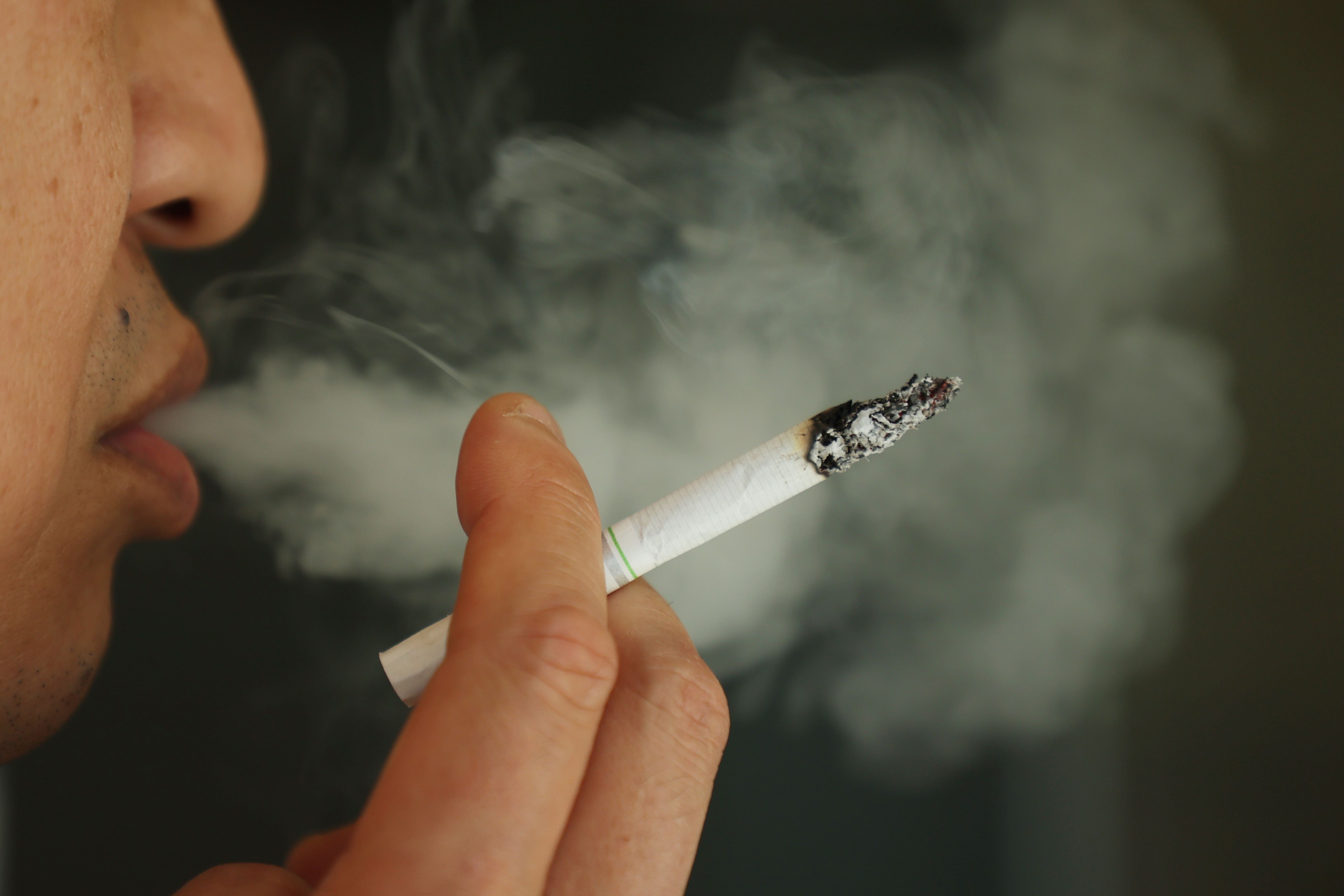 喫煙により、肺がんの発症リスクが高まる
