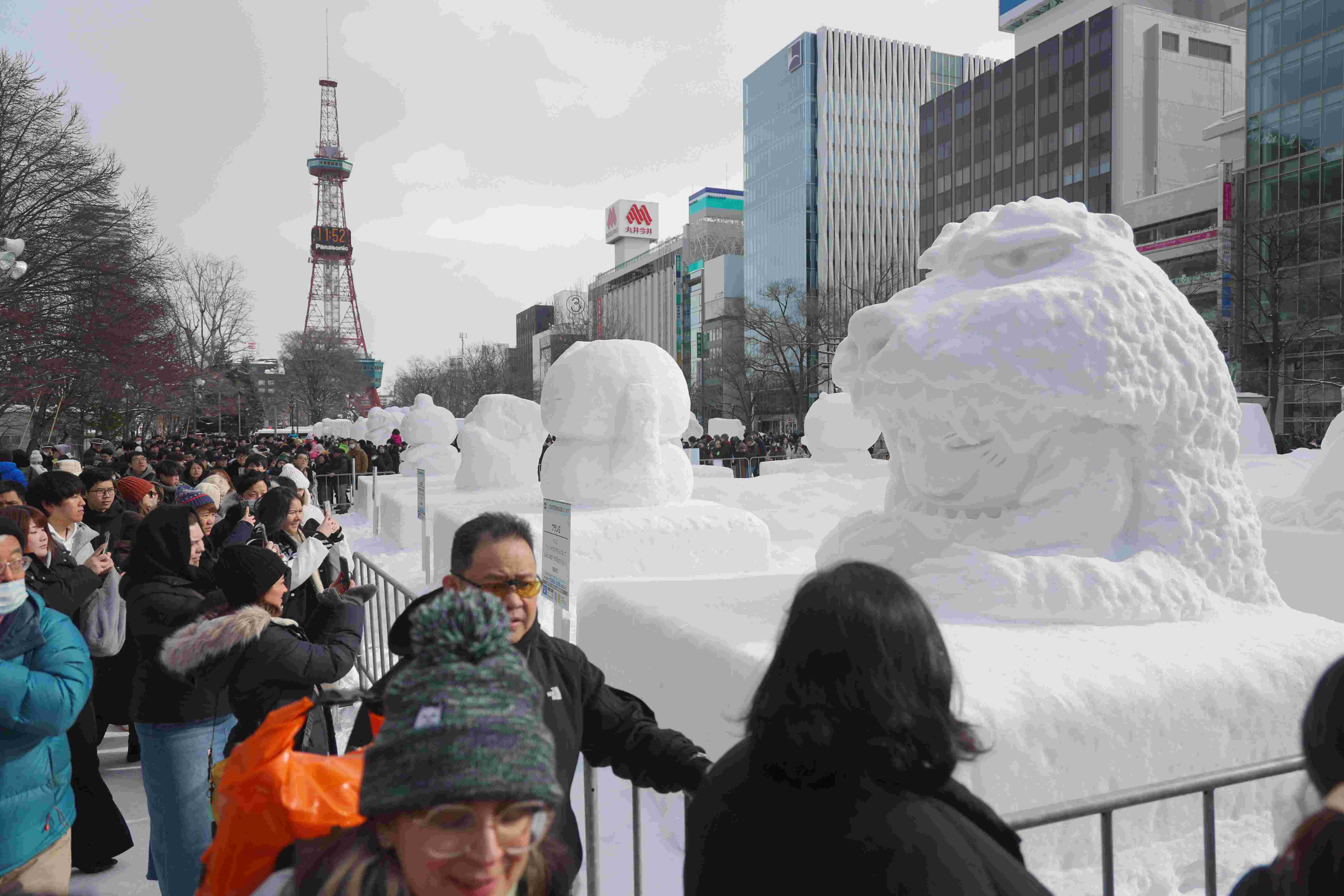 観光客らで混雑する冬の風物詩「さっぽろ雪まつり」(2024年2月、札幌市中央区)