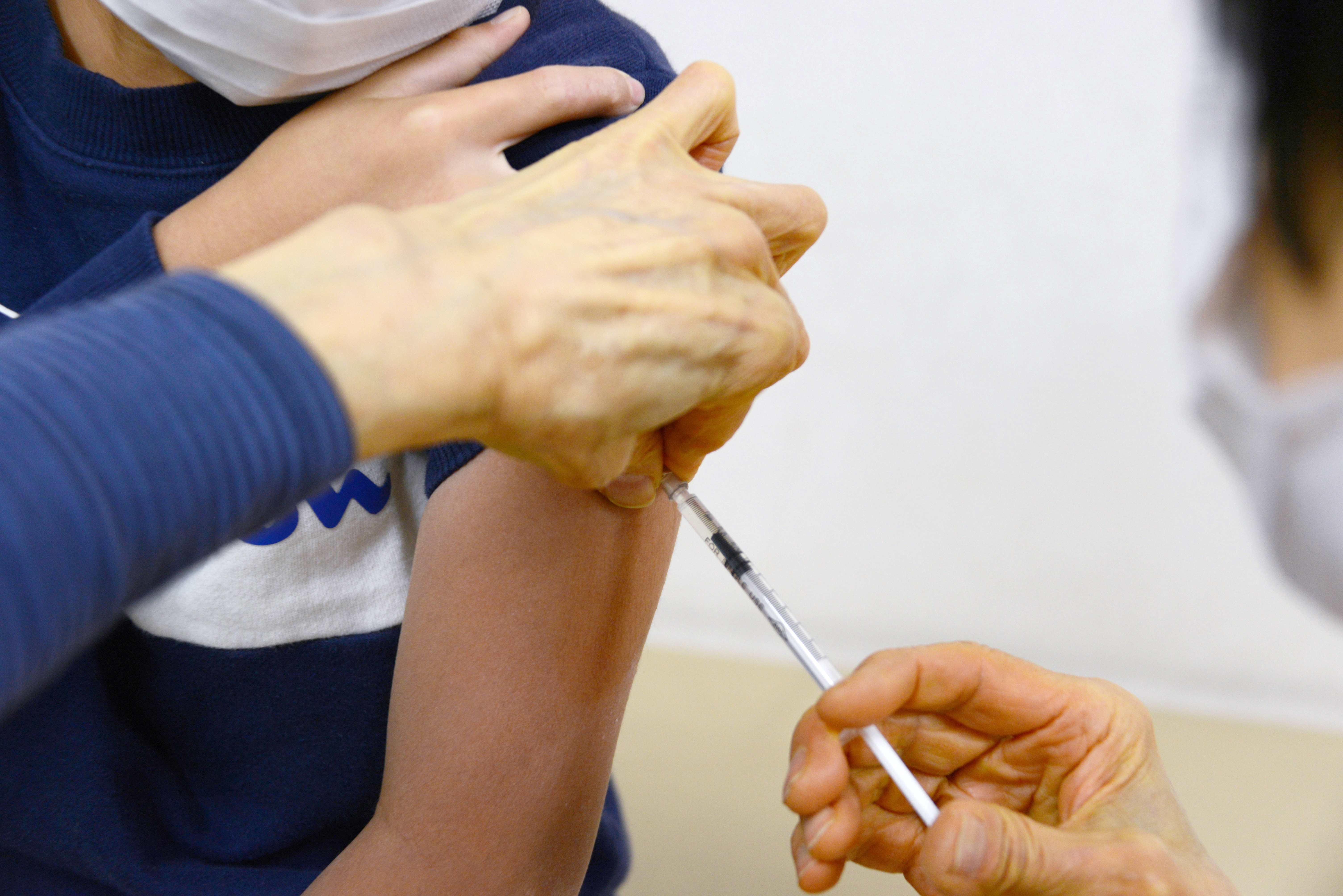 インフルエンザの予防接種を受ける小学生
