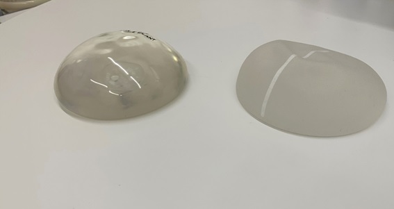 乳房再建に使用するインプラント＝左がスムーズタイプ ラウンド型・右がテクスチャードタイプ　アナトミカル型（滴型）