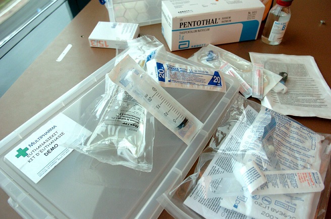 在宅患者の安楽死を行う一般開業医向けにベルギーの薬局250店舗で販売されている「安楽死キット」（2005年4月18日、ブリュッセル）【ＥＰＡ＝時事】